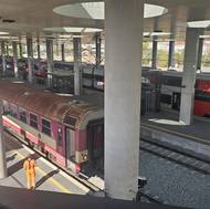 Při cestě dolů z vyhlídky je hezký výhled na projíždějící vlaky.