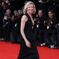 První večer festivalu zářila v černé róbě s hlubokým dekoltem od Armani Privé.