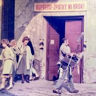 Ruch při natáčení v areálu továrny