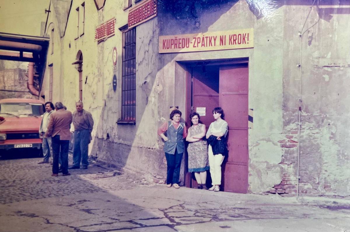 Areál továrny v době natáčení před rokem 1989
