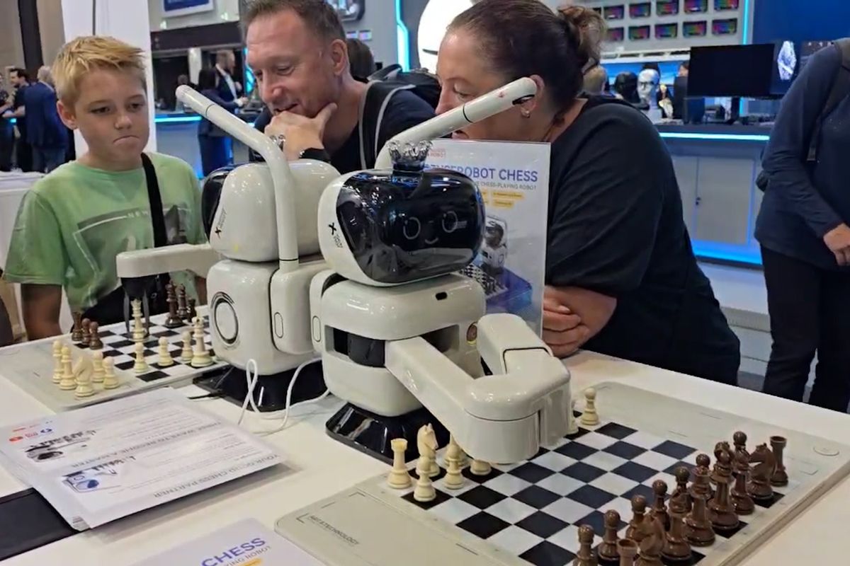 IFA 2025: AI robot cílí na osamělé šachisty. A zvládá i další hry