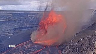 Havajská sopka Kilauea předvedla dechberoucí lávové fontány i prachový vír