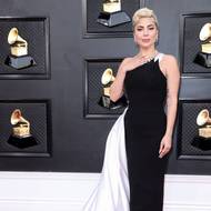  Lady Gaga se oblékala do šatů s bílou vlečkou od Giorgia Armaniho i na Grammy v roce 2022.