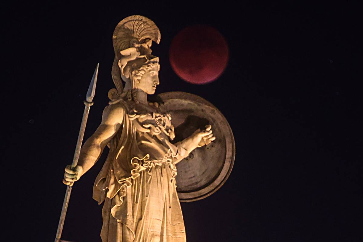 Bohyně Athéna hledí na zatmění měsíce z hlavního města Řecka.