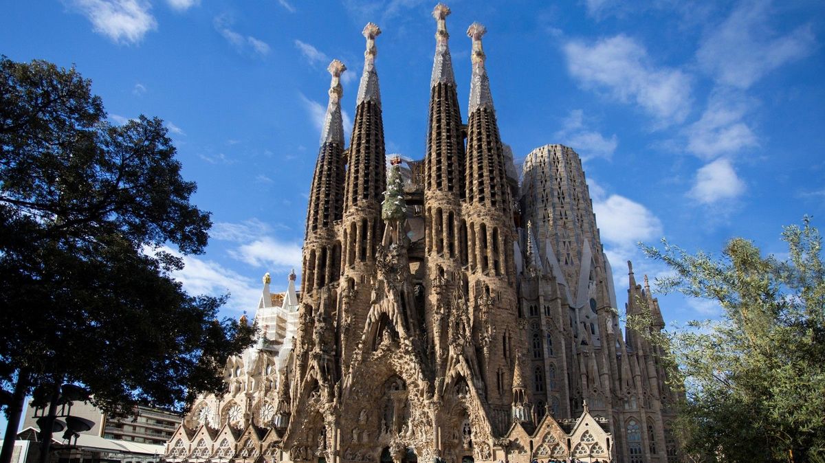 „V zájmu klimatické spravedlnosti.“ Ekologické extremistky postříkaly barvou baziliku Sagrada Familia