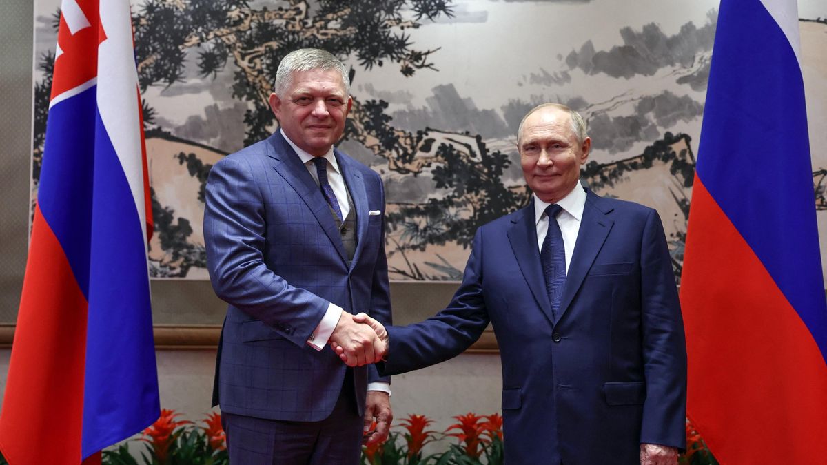 Fico v Pekingu poklonkoval Rusům. Putin ho pochválil