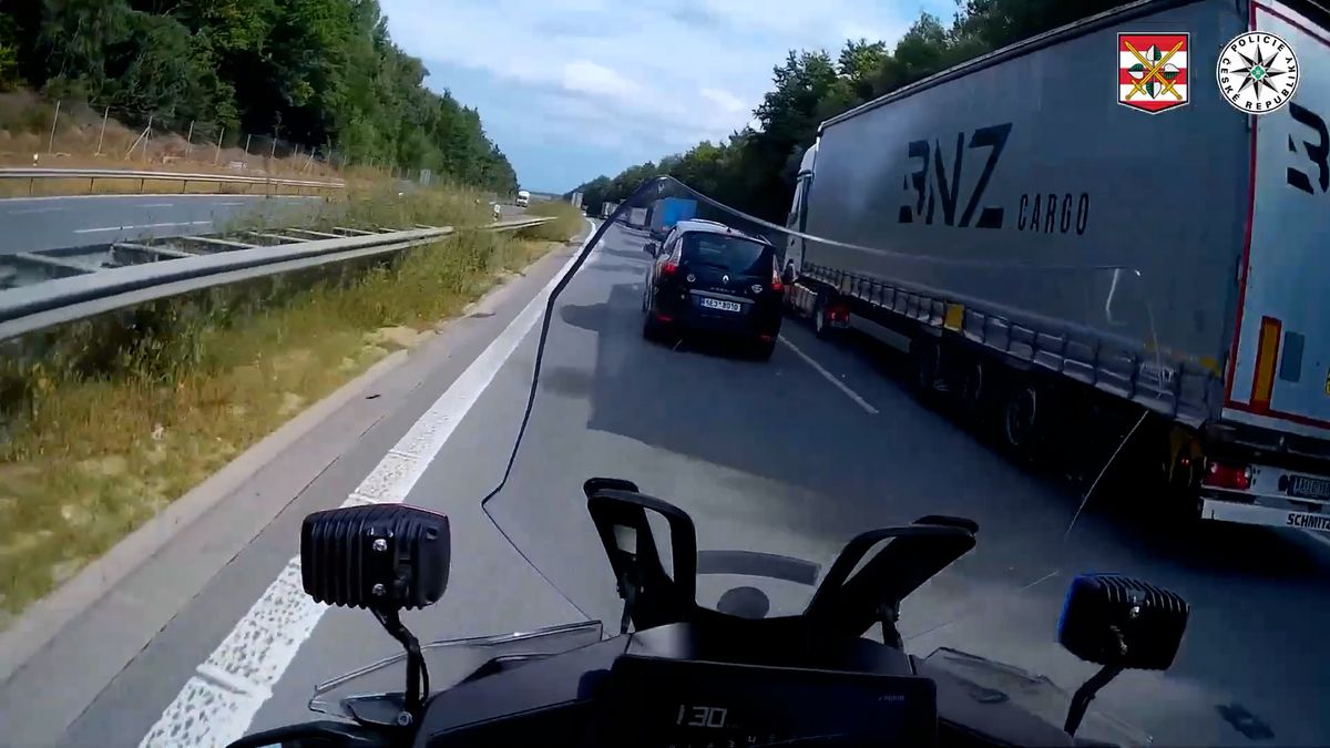 Policisté pomohli protáhnout po D1 sanitku v nesnázích, vezla pacienta po transplantaci plic