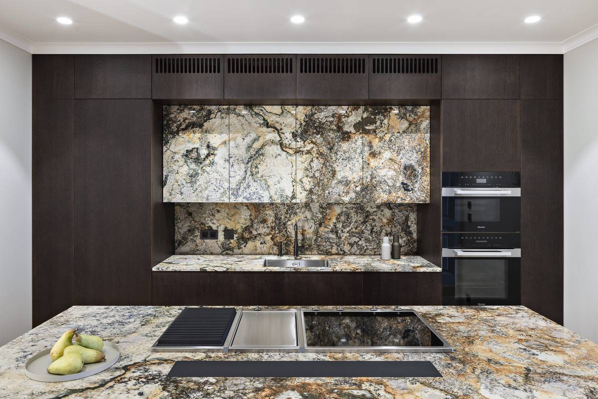 Celý interiér je jako scéna složená z luxusních materiálů, které jsou citlivě vybrány tak, aby nechaly zazářit designové solitéry.