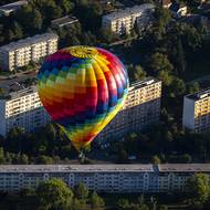 Pokud někdo pochybuje o přitažlivosti Hradce Králové, tak přelet může vylepšit i pohled na sídliště.