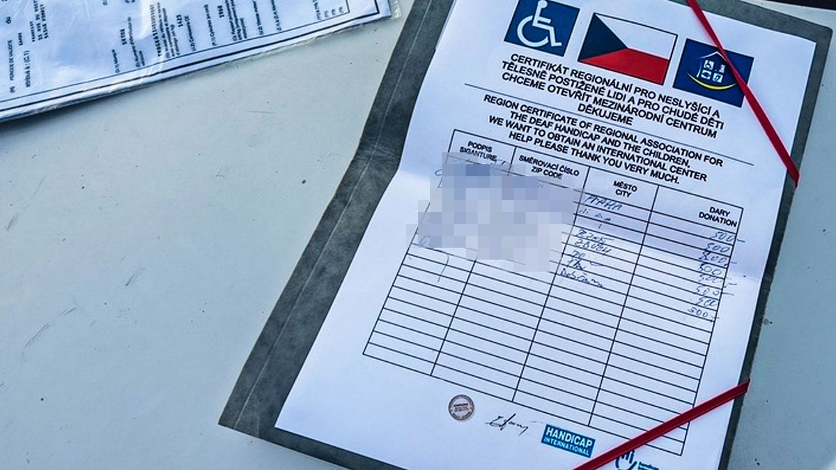 Neslyšící najednou slyší. V Plzni si došlápli na podvodníky s falešnou sbírkou
