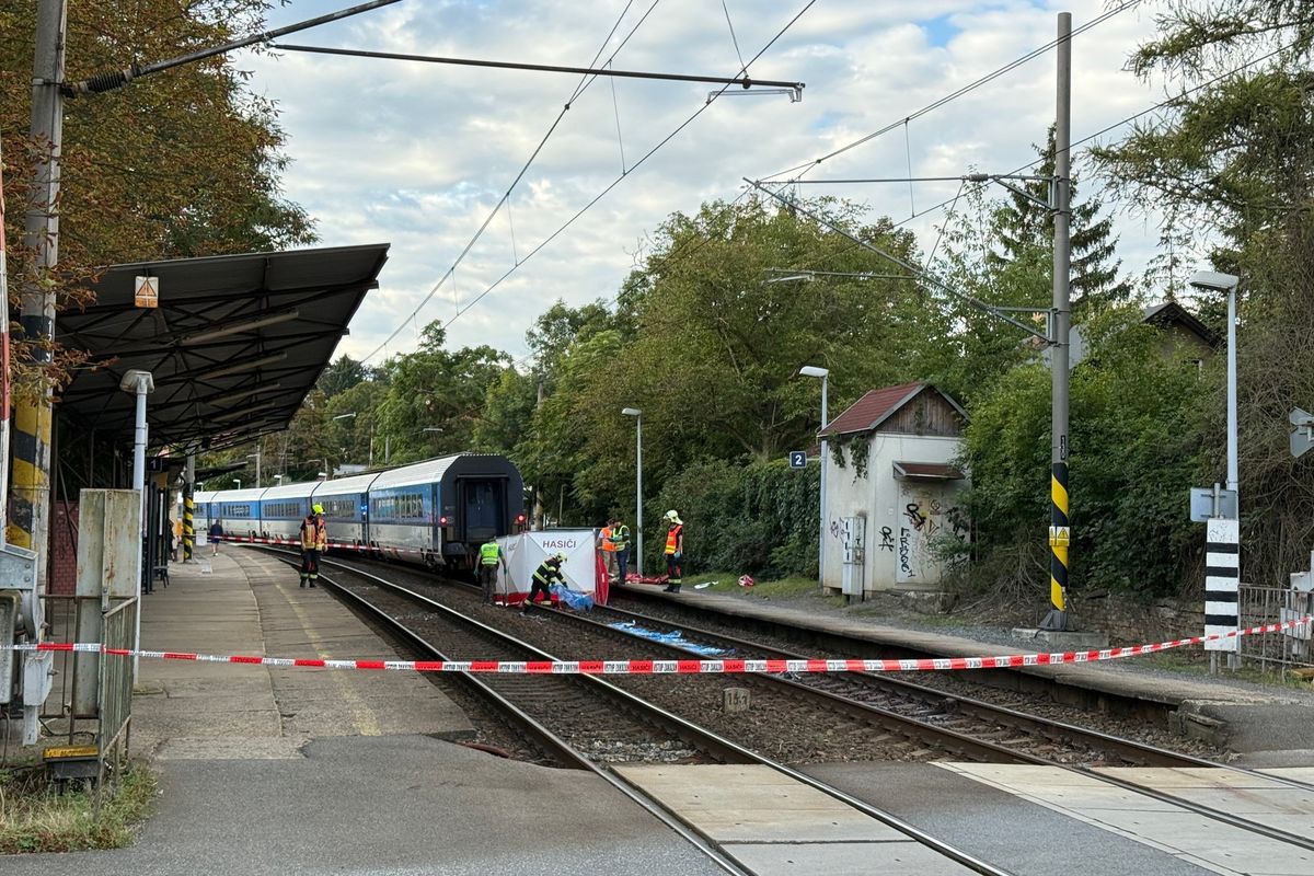 Vlak v Černošicích zabil člověka, provoz na trati stojí