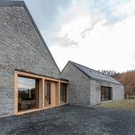 Hlavní vstup do domu krášlí kvalitní dřevo. 