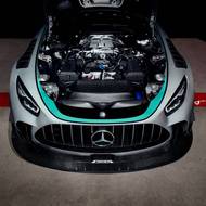 Pod kapotou se ukrývá vyladěný 4,0litrový motor V8.