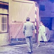 Momentka z filmu, na které jsou zachyceni herci, čelem Dáša Bláhová, zády Jiří Bartoška