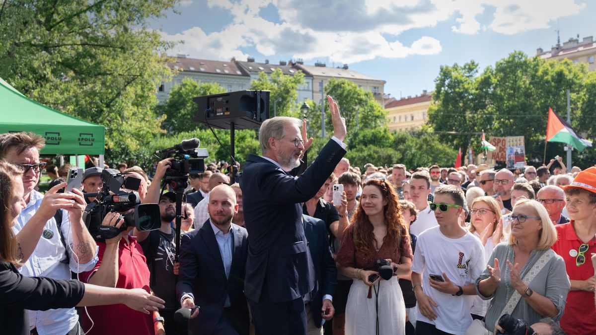 Poprvé od listopadu 1989 mám obavy, burcoval Fiala voliče v Praze
