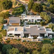 Dům je umístěný na svažitém pozemku.