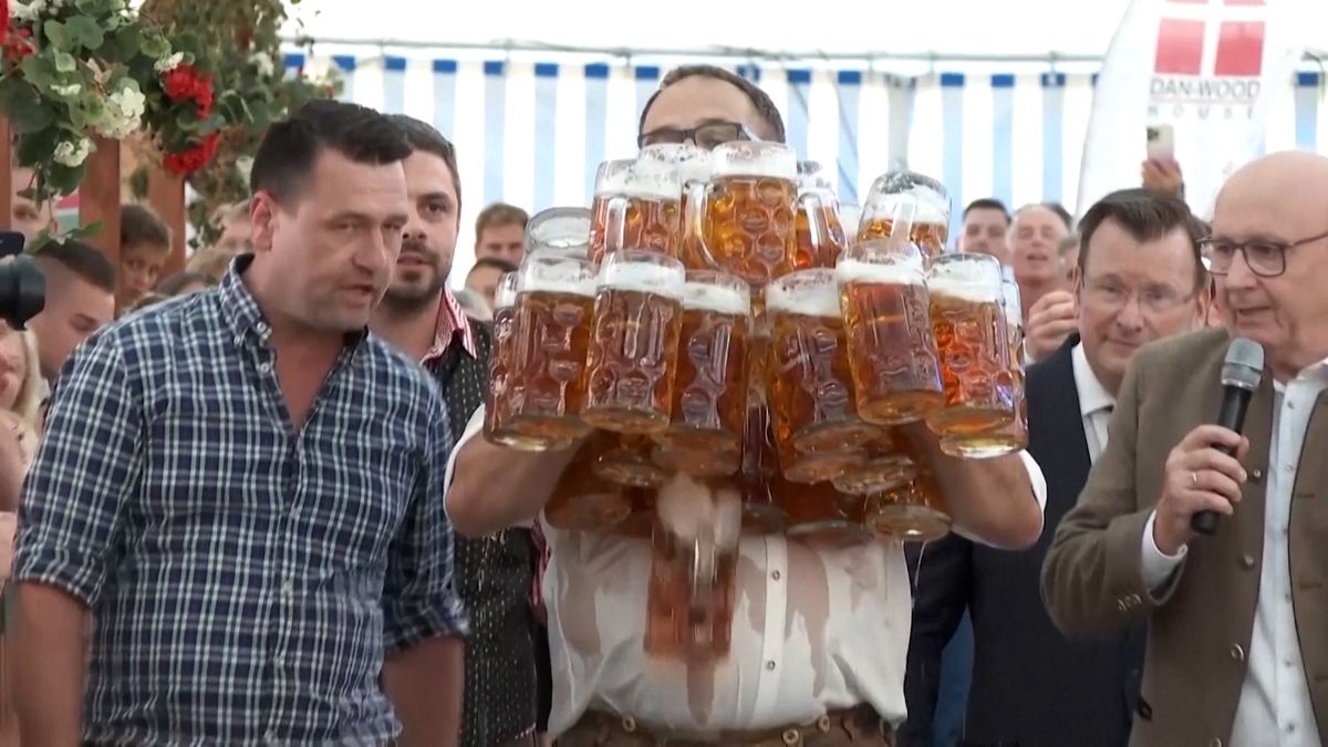 Bavorský číšník nepřekonal rekord v nošení tupláků. Z 31 sklenic jich donesl do cíle jen 17