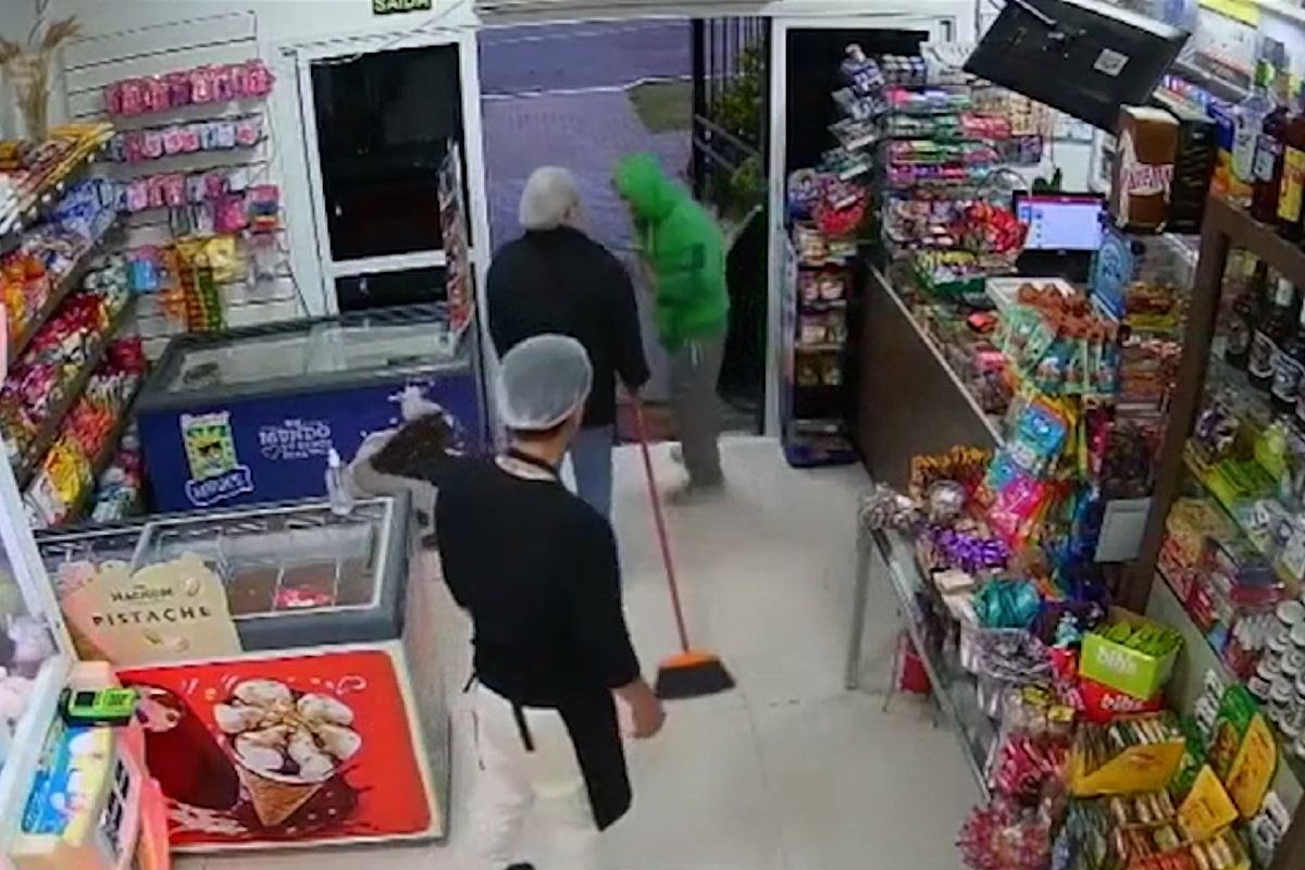 Zlodějíčka s falešnou pistolí zpacifikovala pekařka s koštětem