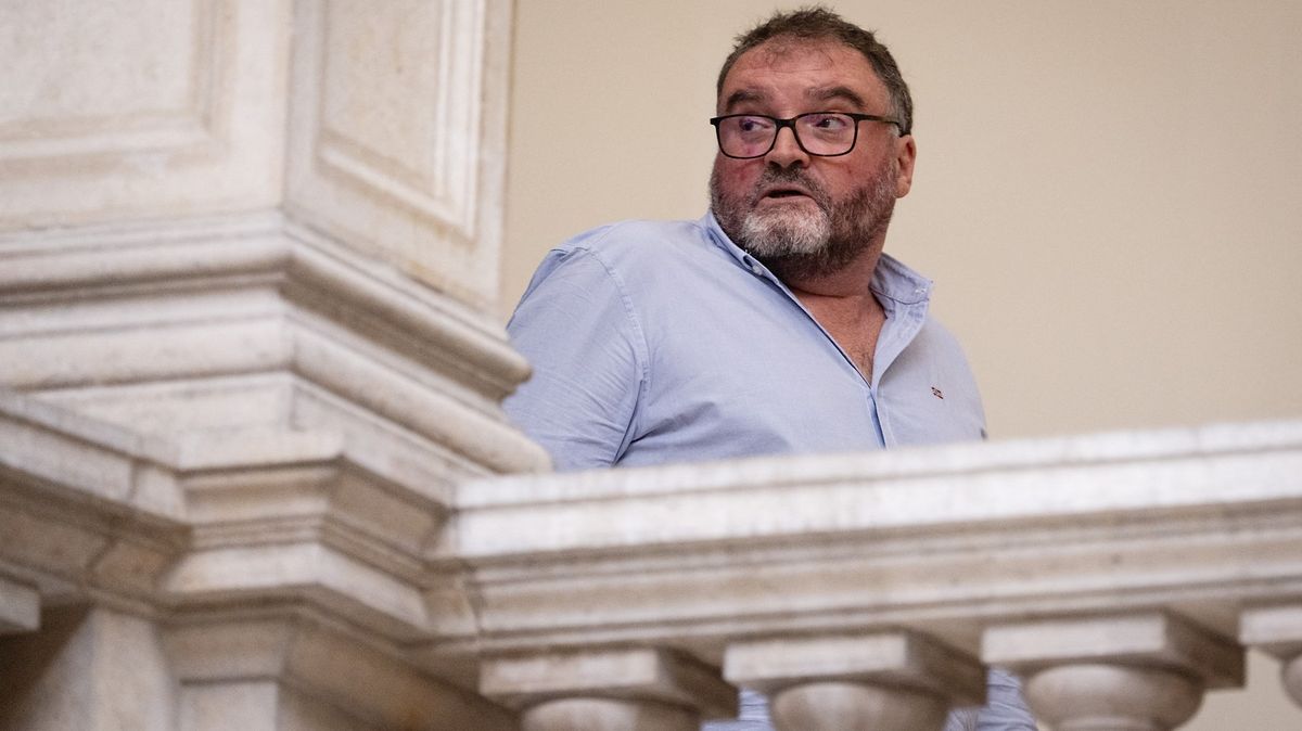 Podivné kolapsy po operacích. Francouzského lékaře soudí za úmyslnou otravu 30 pacientů