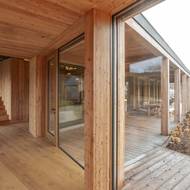 Interiéru vévodí dřevo. 