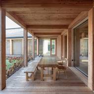 Nechybí krytý prostor pro posezení na čerstvém vzduchu.  