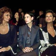Sophia Lorenová, Demi Moore (Demi Gene Guynesová) a Claudia Cardinalová v roce 1997 na přehlídce značky Giorgio Armani v Miláně