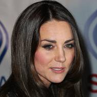 Nejtmavší vlasy měla dva roky po svatbě s princem Williamem v roce 2013. Zde přijíždí na ples SportsAid SportsBall v Londýně.