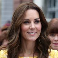 V roce 2017 si Kate dovolila zkrátit účes na dlouhý bob s pěšinkou uprostřed a stále s teplým hnědým odstínem.