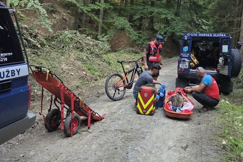 Horské službě klesl počet zásahů, nejčastěji pomáhali cyklistům