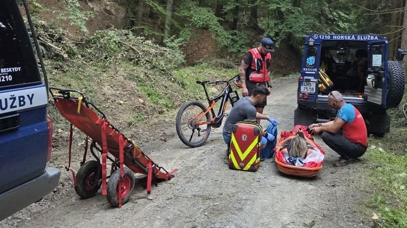 Horské službě klesl počet zásahů, nejčastěji pomáhali cyklistům