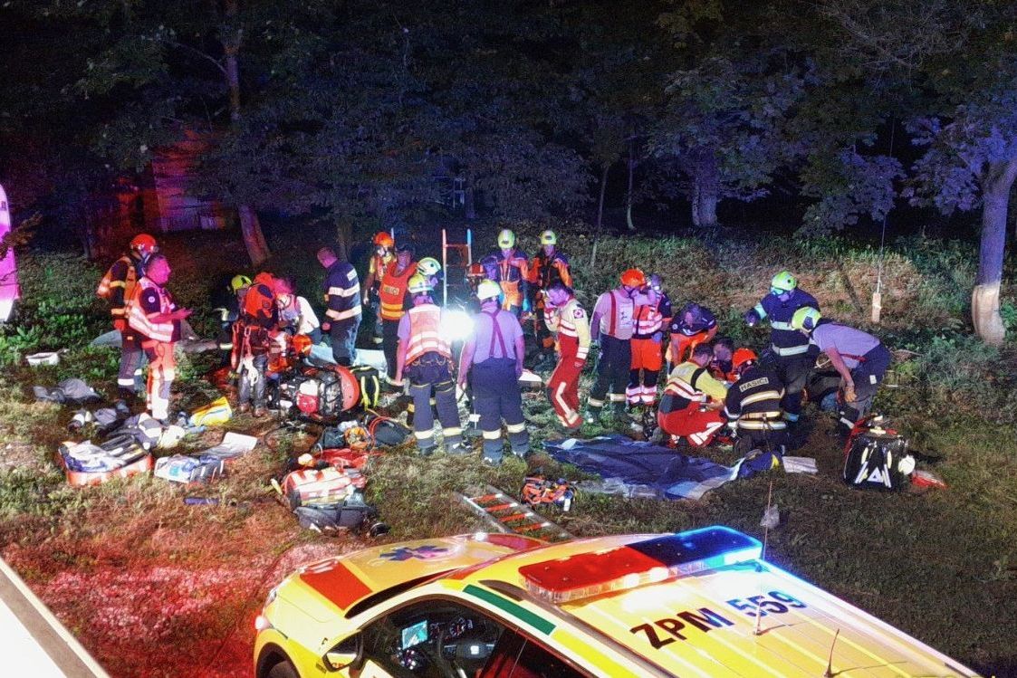 Dva muži na Rakovnicku vlezli do studně pro pivo a přidusili se. Vytáhli je záchranáři 