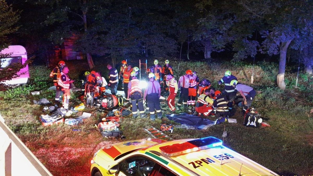 Dva muži na Rakovnicku vlezli do studně pro pivo a přidusili se. Vytáhli je záchranáři