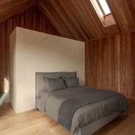 Ložnice je zařízena minimalisticky.  