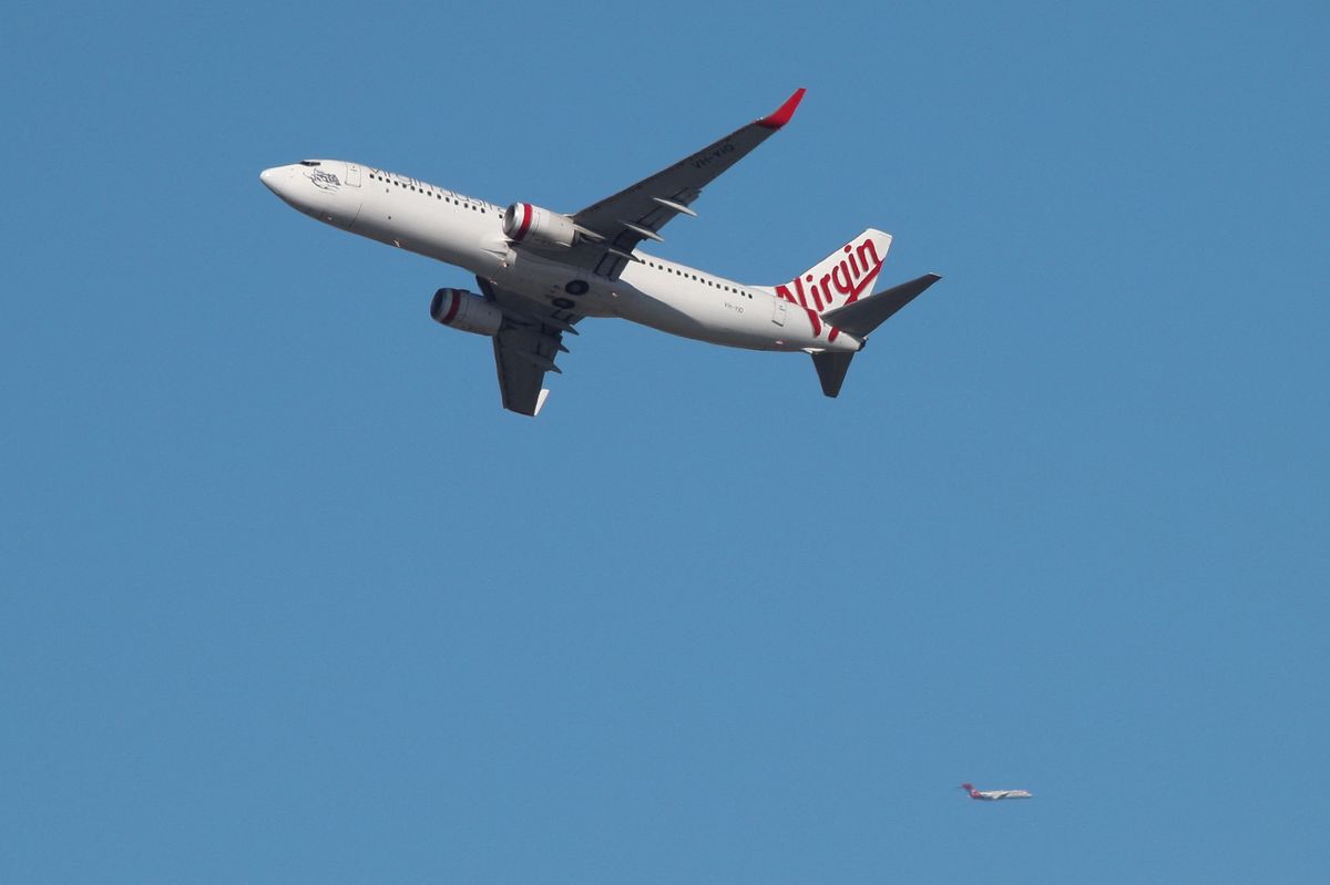Boeingu za letu selhaly všechny toalety, cestující museli použít lahve