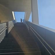 Cesta po schodech na vyhlídku na nádraží Praha-Bubny