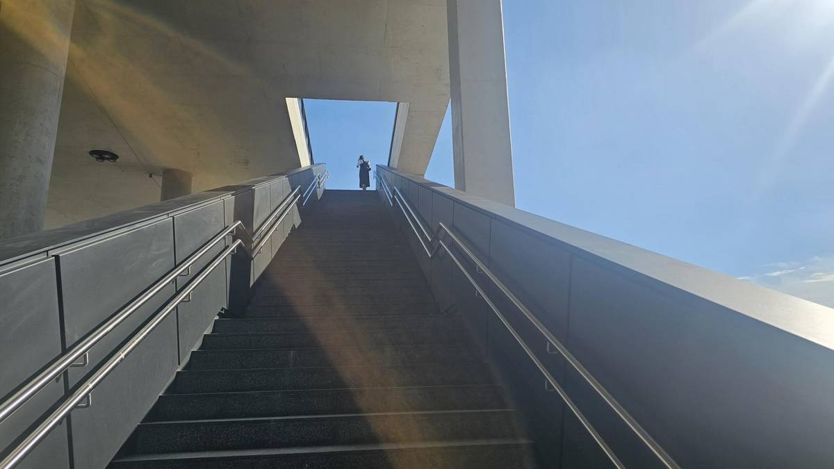 Cesta po schodech na vyhlídku na nádraží Praha-Bubny