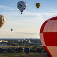 Nad Hradeckem budou balony k vidění do konce týdne.