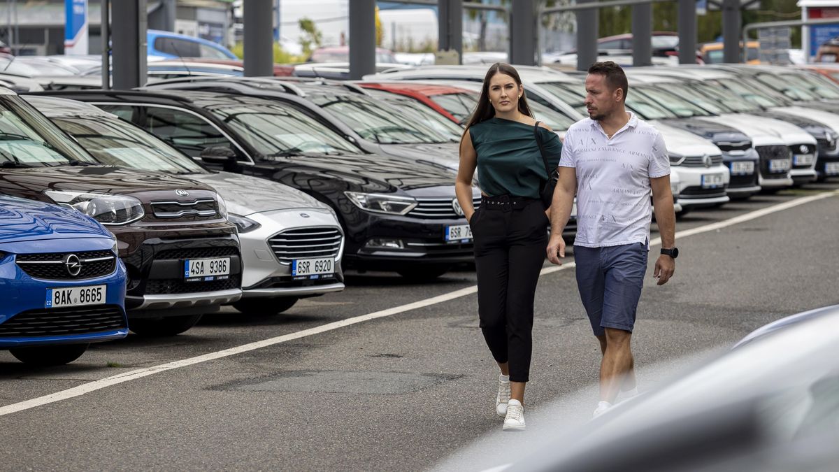 Letos se dovezlo téměř sto tisíc ojetých aut. Vedou škodovky, jsou mezi nimi ale i Ferrari či Lamborghini