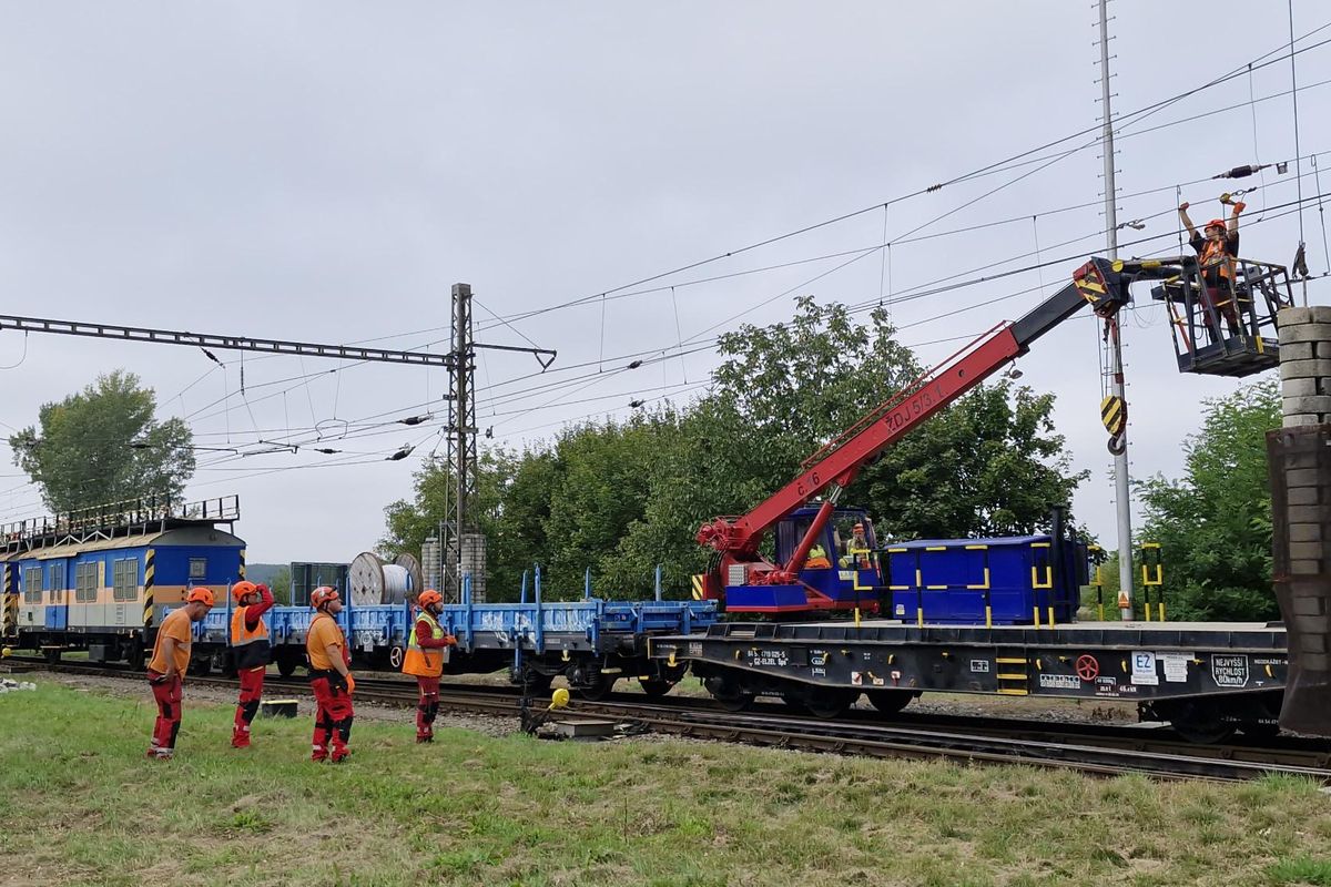 Stát staví železnici, po které budou jezdit vlaky dvousetkilometrovou rychlostí