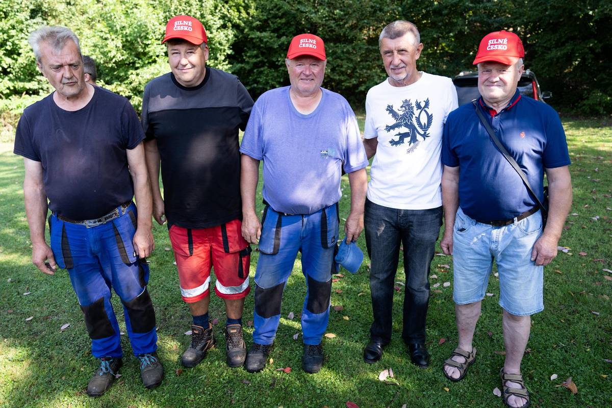V Písku tým Andreje Babiše vítal tým zaměstnanců obce v čele s panem školníkem.