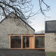 Objekt má klasické sedlové střechy. 