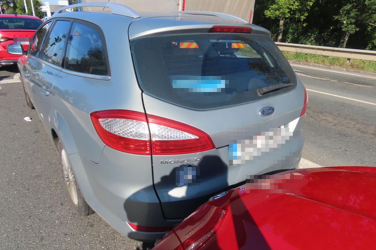 Řidička v Hradci Králové ujela od nehody, nadýchala téměř čtyři promile