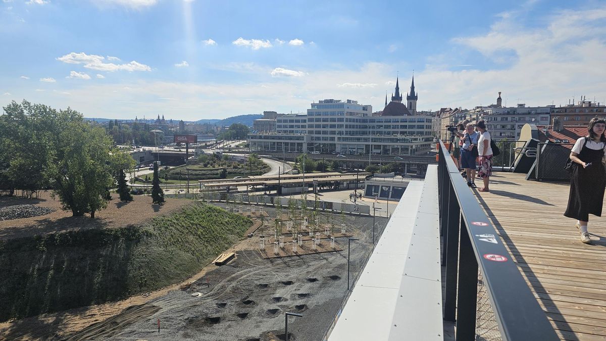 Na střeše nádraží Praha-Bubny se otevřela dočasná panoramatická vyhlídka