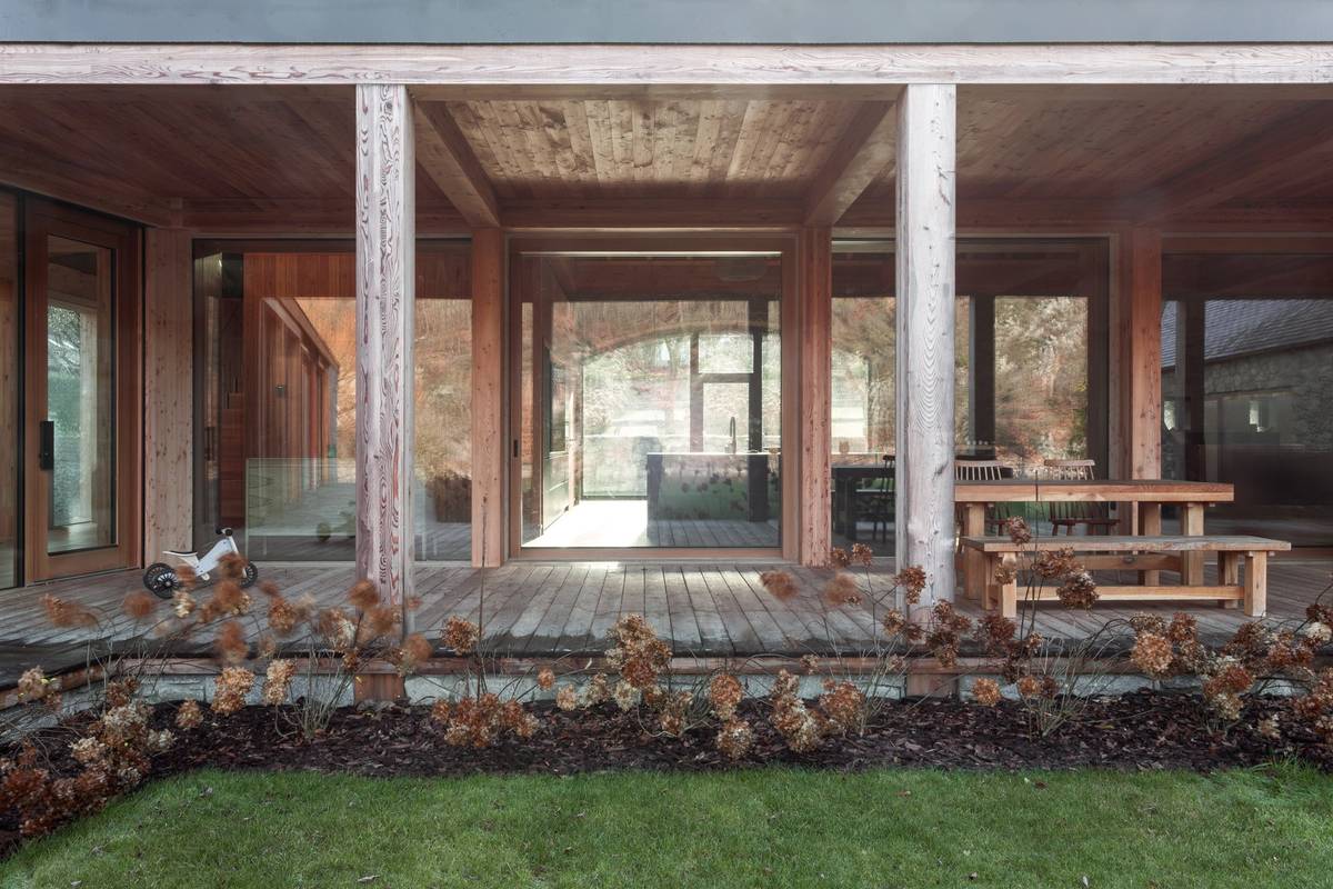 Obyvatelé mají k dispozici prostorné patio.