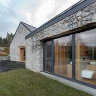 Ložnice i koupelna jsou díky výraznému prosklení hodně světlé.  