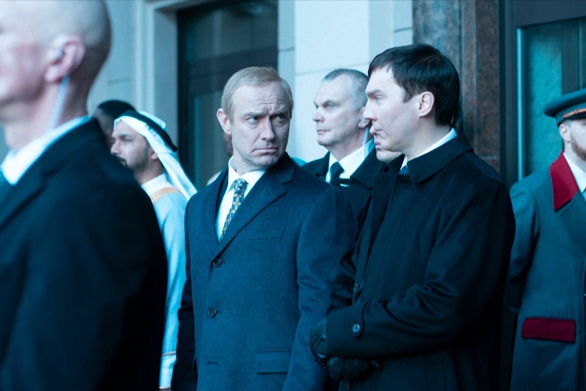 V Benátkách měl premiéru film Mág z Kremlu. Putina hraje Jude Law