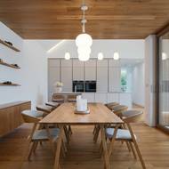 Jídelna s kuchyňským koutem působí vlídně a domácky. 