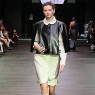 Ukázka stylové kombinace materiálů.