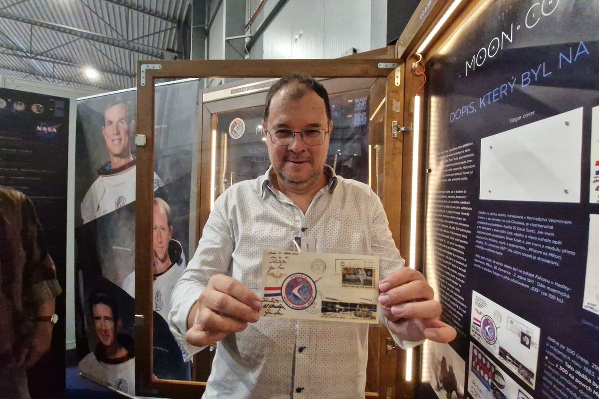Astronauti letu Apollo 15 propašovali na Měsíc 100 poštovních obálek. Jednu z nich představil pražský veletrh