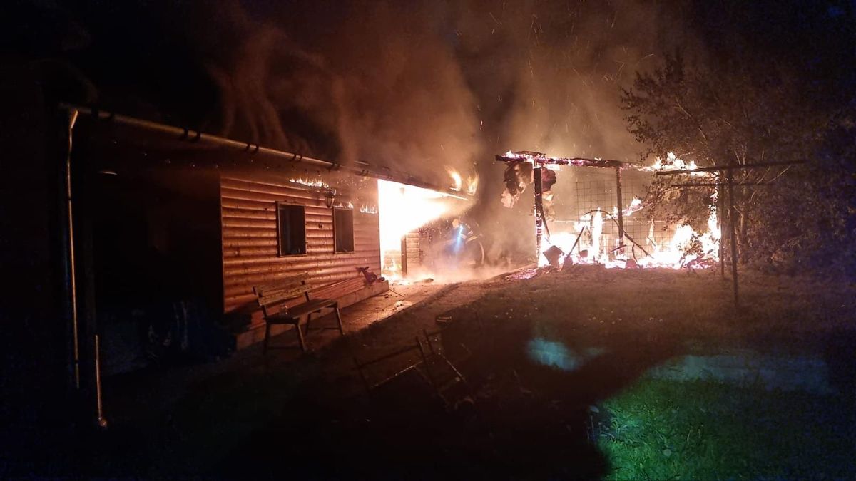 U požáru domu na Bruntálsku zasahovalo devět jednotek hasičů. Škoda je 10 milionů